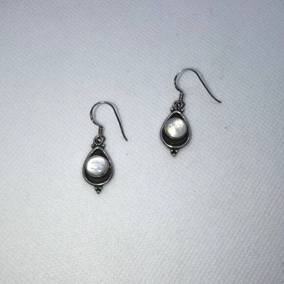 💛 Sterling Silver Mother of Pearl Dangle Earrings - Picture 1 of 3